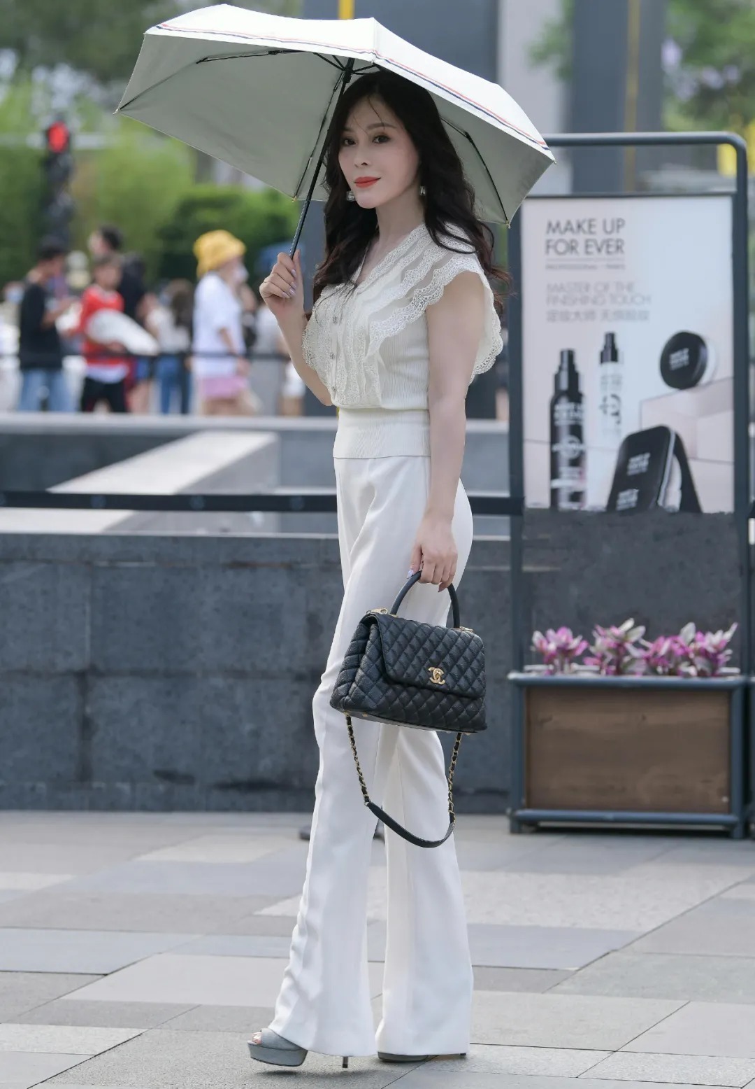 大长腿 小姐姐休闲上衣搭配白色长裤,气质干练又清爽还显腿长