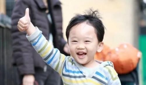 姥爷|姥爷逗外孙:总来蹭饭羞不羞?4岁孩子的童言稚语让气氛略显尴尬