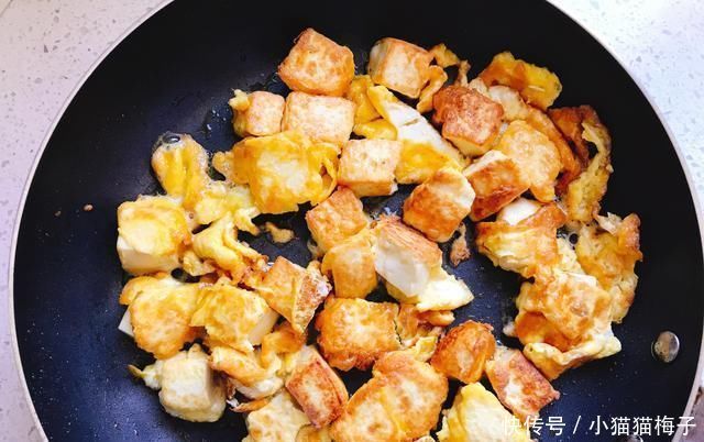 土豆加豆腐，咸香多汁味道美，做法简单，吃一次就上瘾还特别扛饿