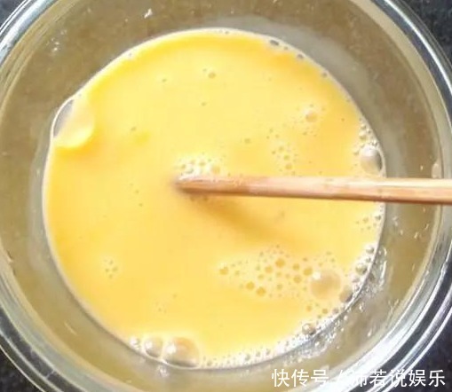 婆婆总嫌弃我做的蒸鸡蛋不好吃,她做的却又香又嫩,原来有诀窍