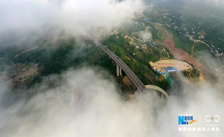 三峡 三峡云海里的沪渝高速美景