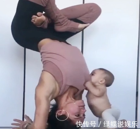 动作|宝妈倒立着练瑜伽，宝宝觉得好奇，接下来的动作真是太可爱了