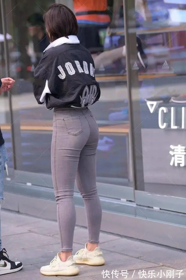 混合 棒球衫搭配牛仔裤,轻松舒适,简单的设计强调时尚感