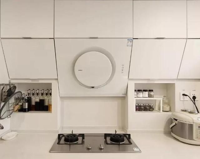 小灵儿|头次见厨房这么设计的,斜面吊柜+壁龛太实用了,赶紧学起来