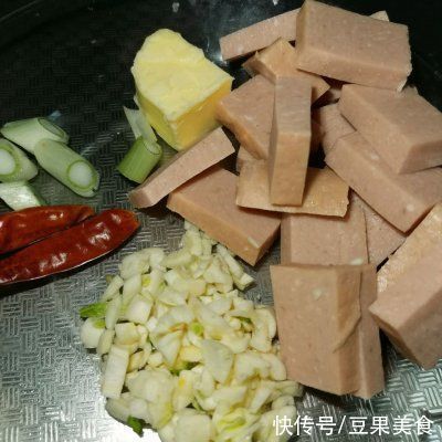 告诉你3个诀窍,在家也能做出奶香卷心菜炒午餐肉