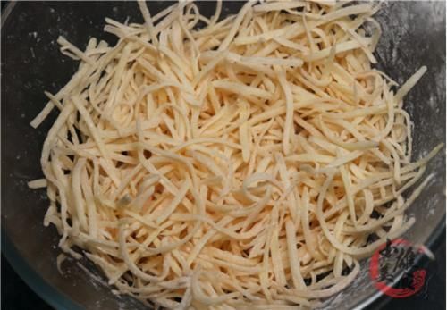 土豆丝还能上锅蒸大厨教你蒸土豆独特做法,一次蒸10个不够吃