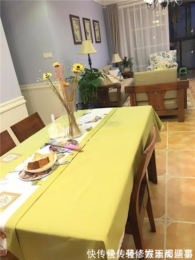 餐厅|106平现代风三居室,横木吊顶的走廊将休闲的乡村风味带到室内