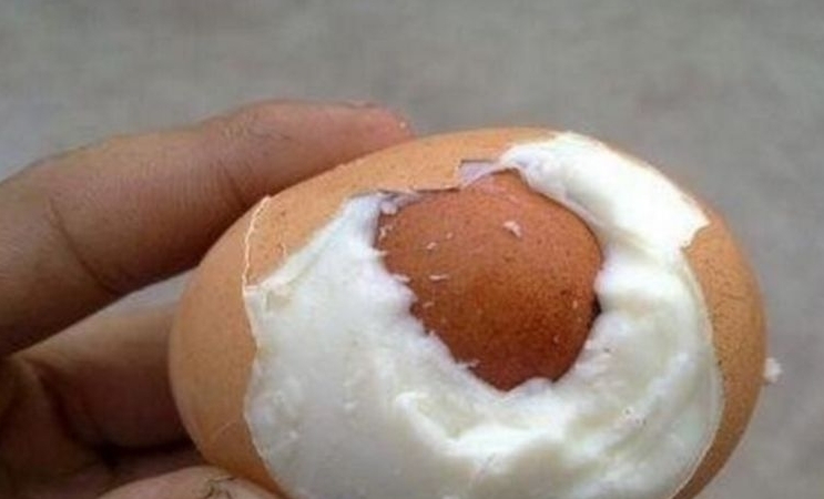 老公|老公煮了一个鸡蛋,妻子敲开发现不对劲,仔细一看令她惊喜不已!