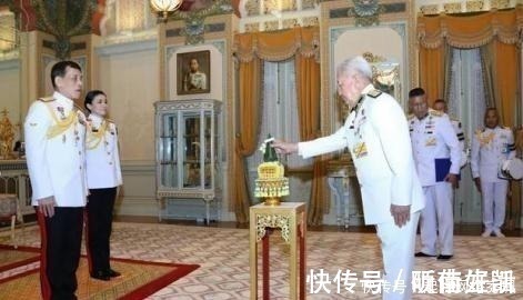 哇集拉隆功!苏提达王后下跪微笑,是有意还是无意?这一跪的目的何在?