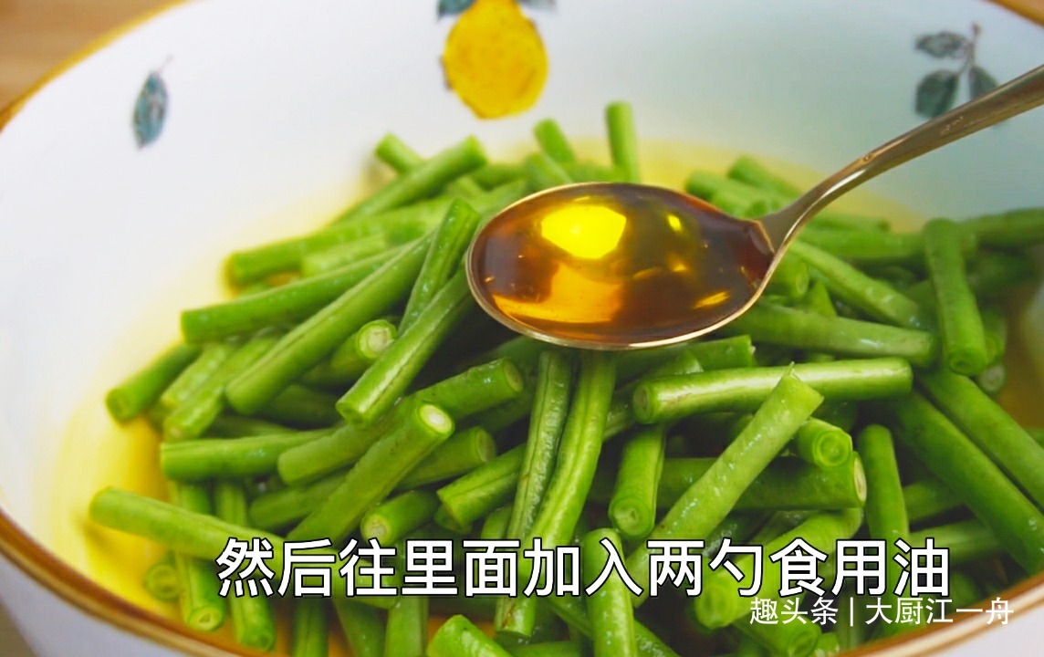 炒豆角时，先放油就错了！教你饭店做法，豆角翠绿鲜香更入味！