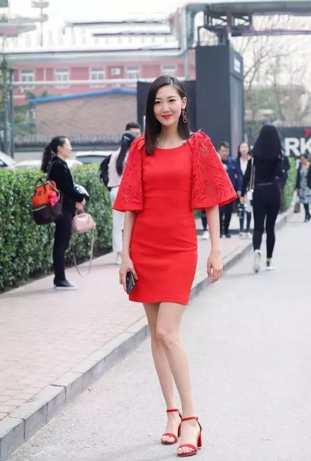 连衣裙舒适美观又不失时尚，可以让你尽情展现窈窕的好身姿