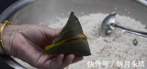 不会包粽子？小伙慢动作讲解，一卷一捏一盖，手法简单，一看就会