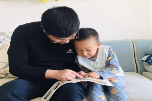 外面的世界|爸爸“另辟蹊径”式带娃,宝宝满意的翘起了二郎腿,网友:求同款