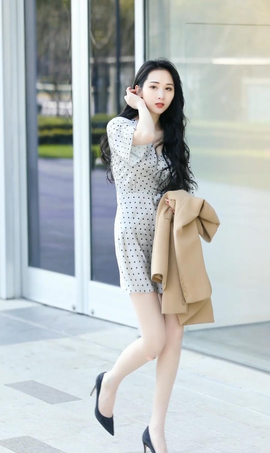 路遇甜美波点裙少女，优雅搭配驼色风衣，尽显迷人魅力