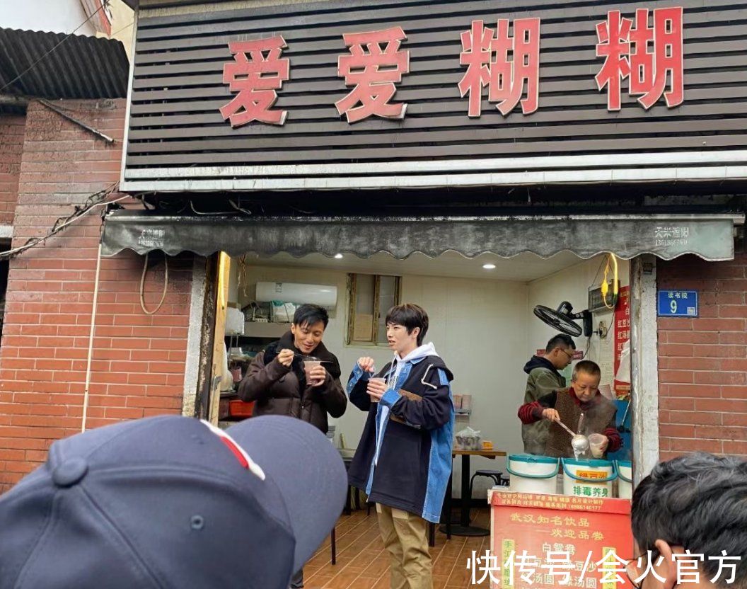 谢霆锋站路边吃平价早餐！埋头吸面大口狂吃，站垃圾桶旁边不嫌脏