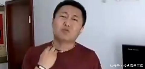 男子带大金链被疑是假货,丢入油锅证其真假,下一刻却尴尬了