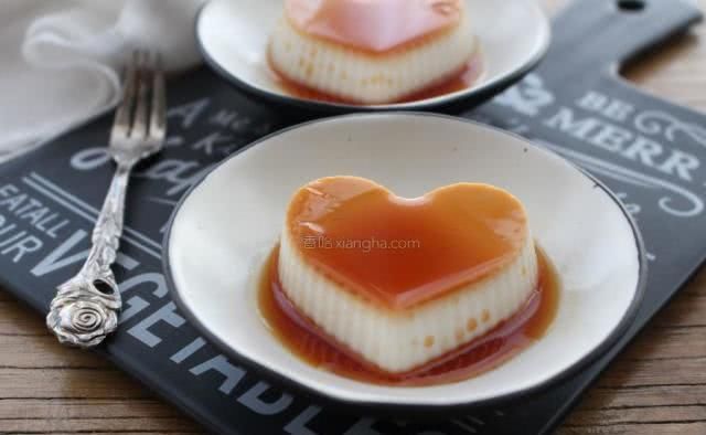 奶油焦糖布丁，1袋牛奶和少许糖，锅里简单一煮就成功