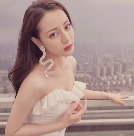 高跟鞋 热巴的脚有多小看清她穿高跟鞋时的大脚趾头,真的尽力了