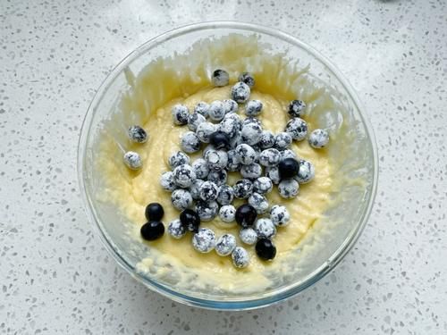 美味|10分钟搞定,爆浆蓝莓麦芬蛋糕,外酥里软又美味,秒杀蛋糕店