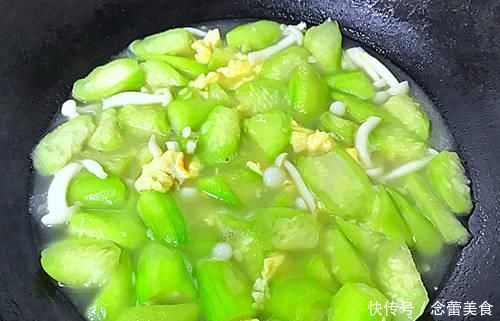 煮丝瓜时加一宝，比鸡汤还鲜美，常吃，排出毒素，皮肤细嫩年轻