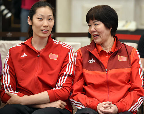 新的开始|盘点2021中国女排大事:4老将退役,郎平时代落幕,谩骂鲜花并存
