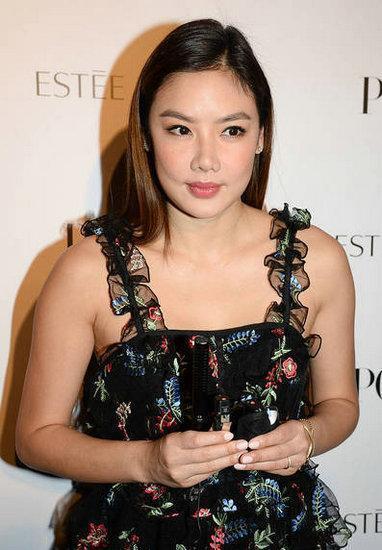 乐基儿真不打算减肥?穿吊带连衣裙丰润饱满,意外穿出贵妇气质范