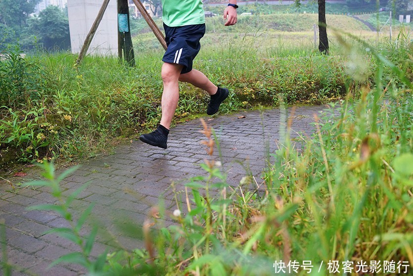 鹅卵石|不怕脏,不怕水,还很轻!OneMix小黑鞋评测