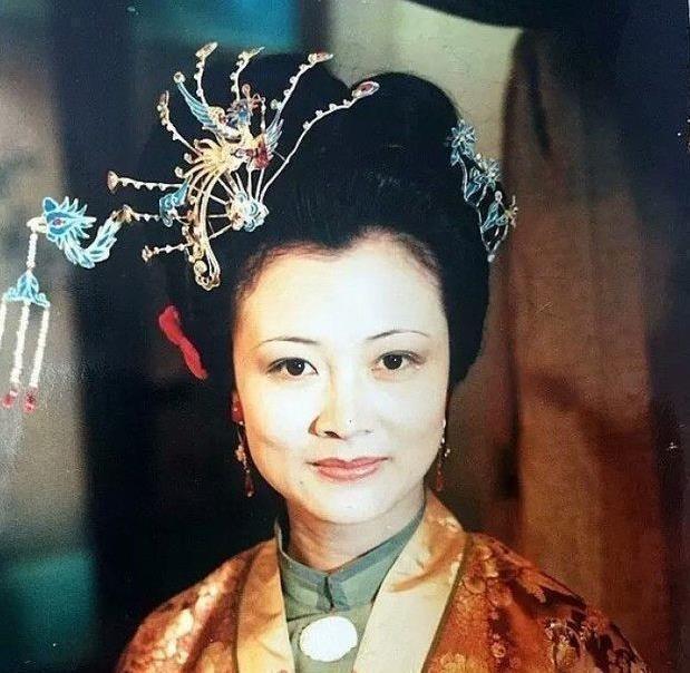 贾蓉#尤氏偷听的后果有多严重?害死了秦可卿,把自己的后路也给作没了