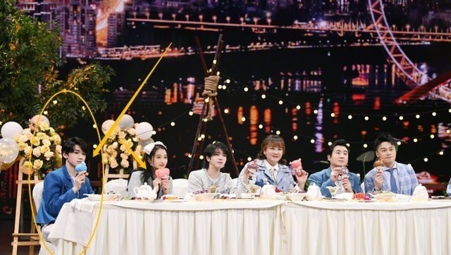 宋亚轩依旧是王牌局外人,收官聚会坐在边上,距离让人心疼!