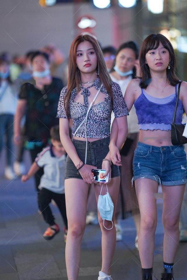 豹纹|美女街拍：豹纹修身短袖时尚有范儿，黑短裤简单大气，设计感十足