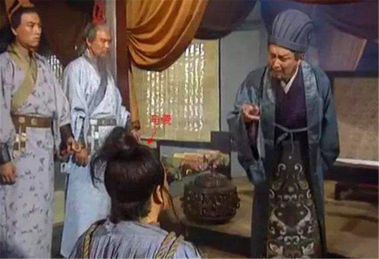 痛哭|诸葛亮挥泪斩马谡时，为何全军跟着痛哭？因为大家感觉对不起丞相