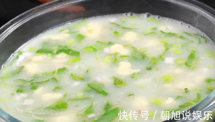 做疙瘩汤，千万别直接将水加入面粉中，很多人都做错，难怪不好吃