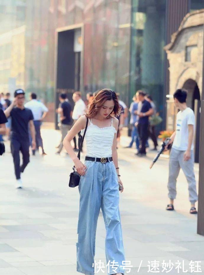 淡雅|美女穿上一双尖头高跟鞋,清新淡雅的搭配,显得沉稳又充满着魅力