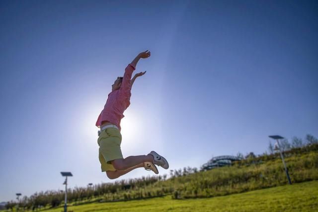 判断|孩子矮不矮,不是拉个同龄人对比就能判断的,其实有“标准”参照