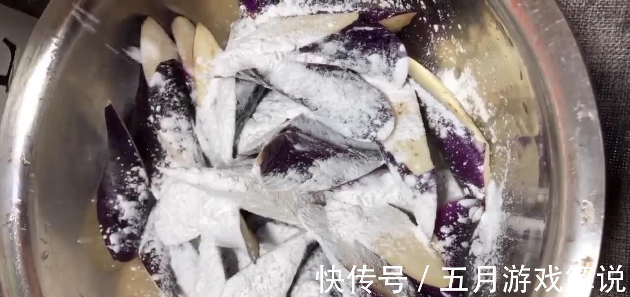 红烧茄子时,多加1个步骤,不仅容易入味而且省油,美味不油腻!