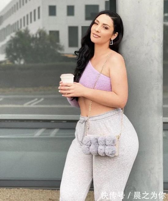 初学者|美国39岁健身模特,曲线完美,凭借出色的沙漏身材,收获大批粉丝
