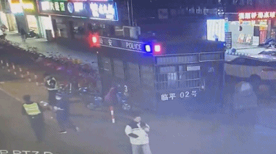 杭州|硬核操作！深夜街头，杭州一女子追着两个民警跑
