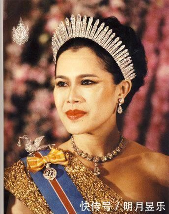 泰国太后 泰国太后年轻时靠粉宝石撑场面如今瘫痪多年,脸庞怎么变这么黑