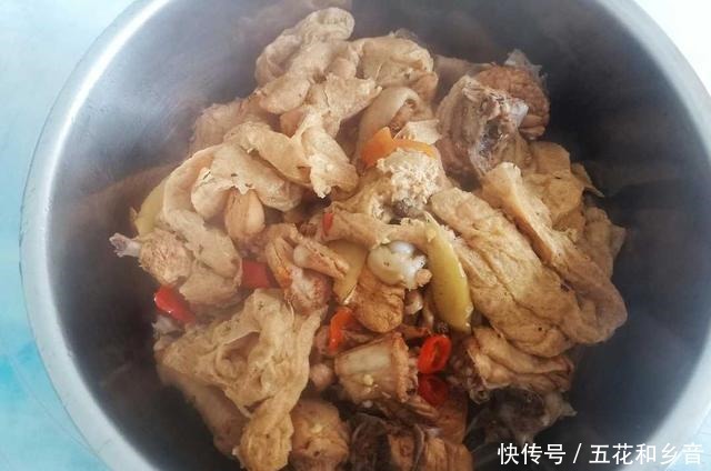 鸡肉|天冷了,就喜欢吃这一锅炖,不仅简单方便,吃起来美味又暖和