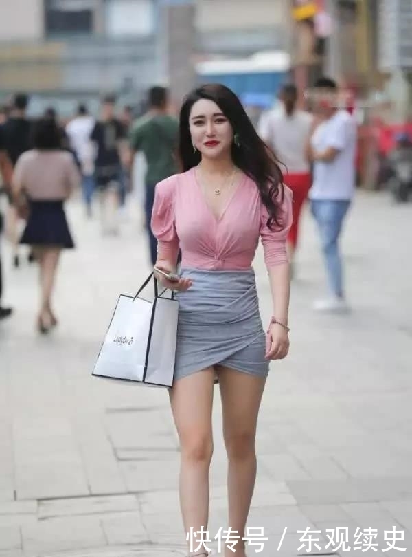 裙子|街拍:粉红色的小姐姐,穿上一条女人味十足的裙子,尽显清新甜美