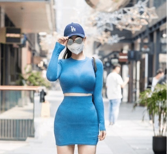 穿搭 美女花2000元买双长筒皮靴,炎炎夏日穿上街头,脚不臭吗