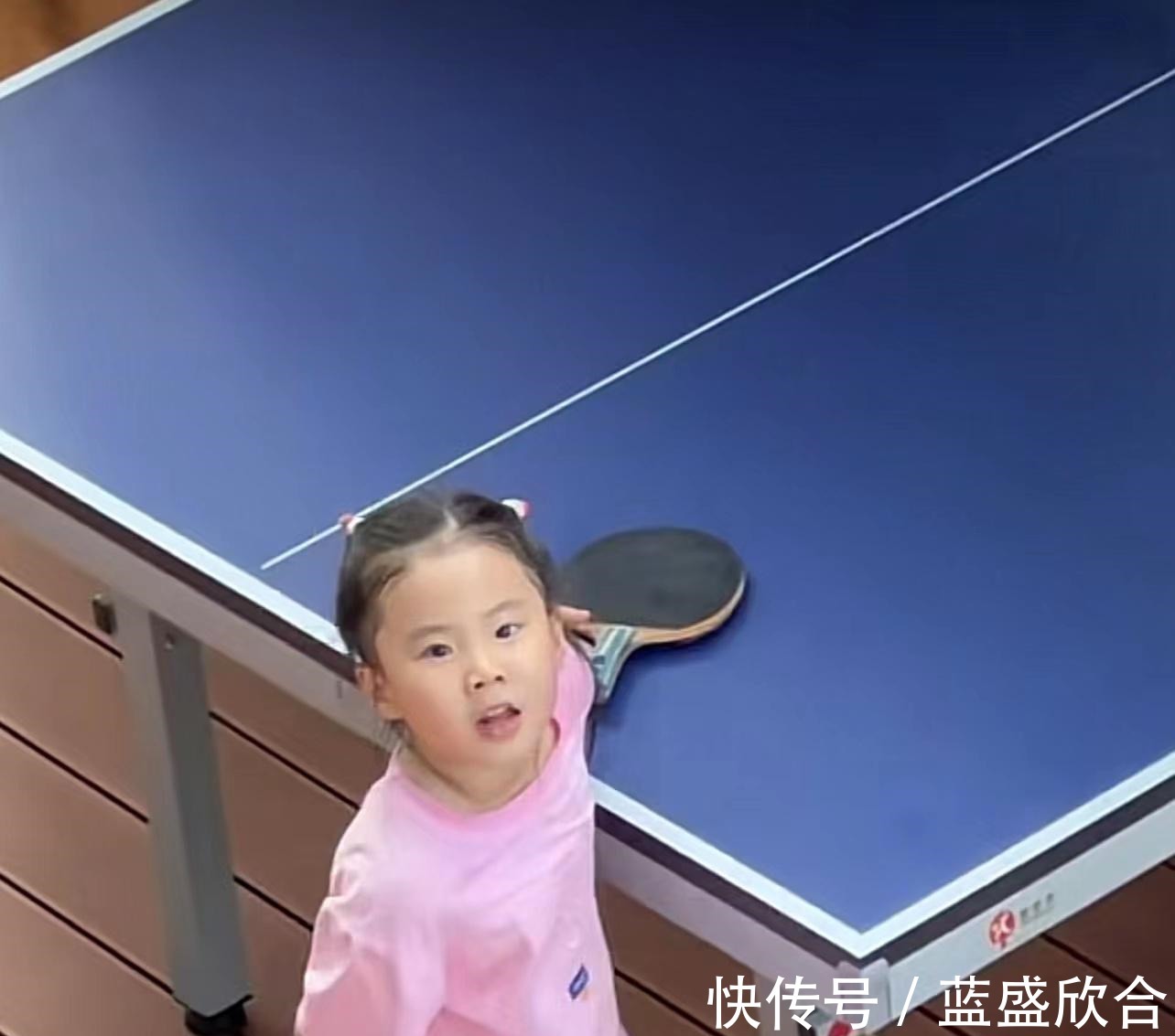 郭斌|王楠女儿度假不忘练球!脚步灵活表情坚定,妈妈亲自指导一丝不苟!