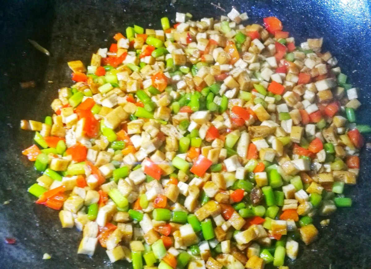这道菜|香干搭配蒜薹,随手一炒就是一道下饭菜,大人孩子都爱吃