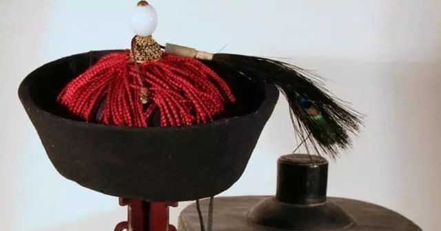  如今|清朝官帽上那颗“顶珠”，如今能值多少钱？说出来没人敢相信！