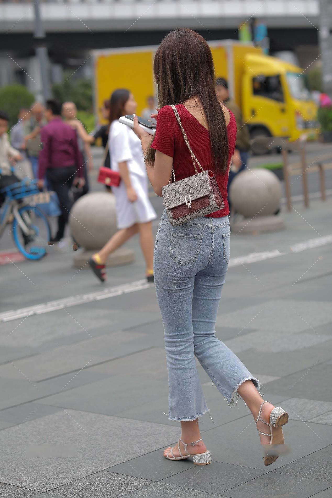 红色|酒红色褶皱上衣, 搭配浅蓝色破烂喇叭裤, 时尚街头风