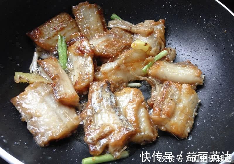 葱白|好吃的红烧带鱼，鲜香又下饭，是小时候的味道