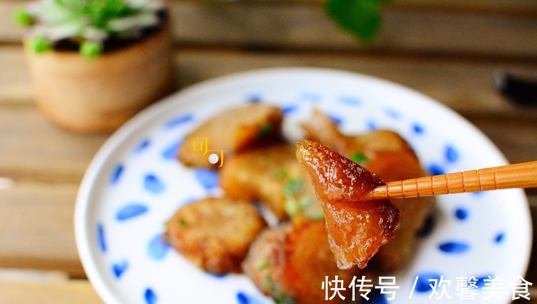 粽子|粽子别再蘸糖吃，换个法子炒一炒，金黄酥脆，包你家里粽子不够吃