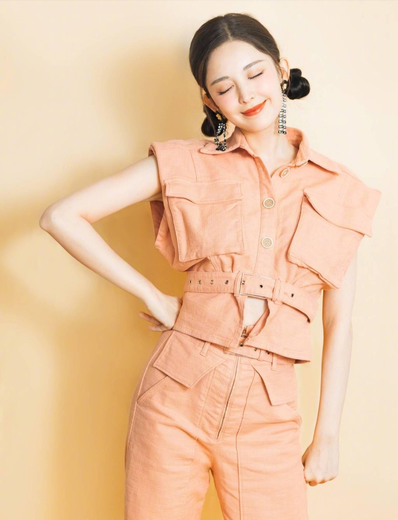 蕾丝|娜扎浅夏穿搭来袭,白色镂空连衣裙加烈焰口红,性感又不失纯情