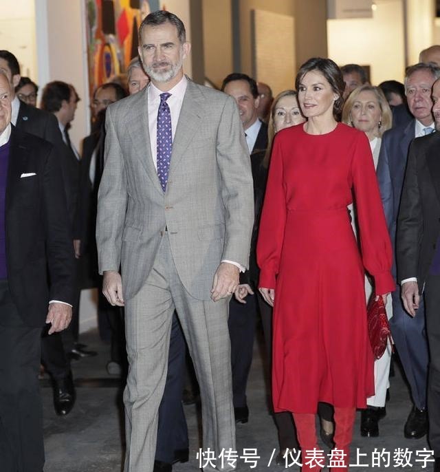 蕾丝|西班牙王后一袭深v红色条纹裙美得高调, 换个发型更有女人味了!