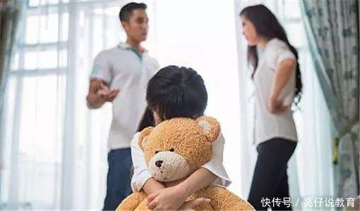 夫妻打闹俩儿子误会，一个冲向爸爸一个举起扫把，还是妈妈亲